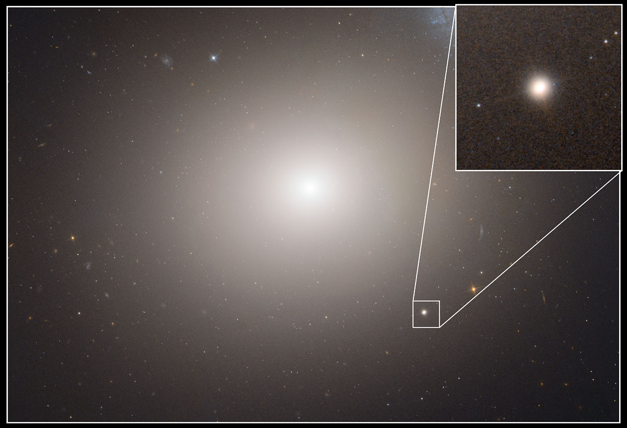 Imagen del telescopio espacial Hubble de la galaxia elíptica Messier 60, que mide unos 120.000 años luz y contiene unos cuatrocientos miles de millones de estrellas. El recuadro señala la posición de M60-UDC1, que orbita en torno a ella. (NASA, ESA and A. Seth - University of Utah, USA-)