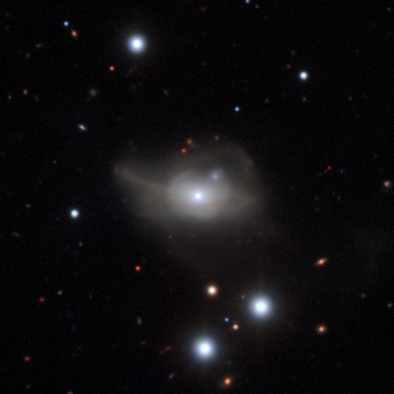 Imagen de la galaxia Mrk1018 tomada por el instrumento MUSE del Very Large Telescope (ESO). Los débiles arcos que rodean la galaxia se deben a la fusión con otra galaxia en un pasado reciente. Fuente: ESO/CARS survey.
