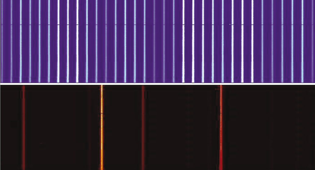 Comparación del espectro del peine de luz (arriba) con el de una lámpara de neón que muestra las ventajas del primero al producir más líneas de emisión y más regulares que la lámpara convencional.
