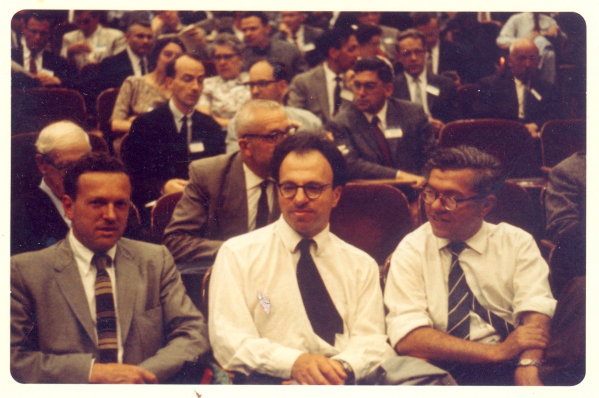 De izquierda a derecha, Gold, Bondi y Hoyle durante una conferencia.