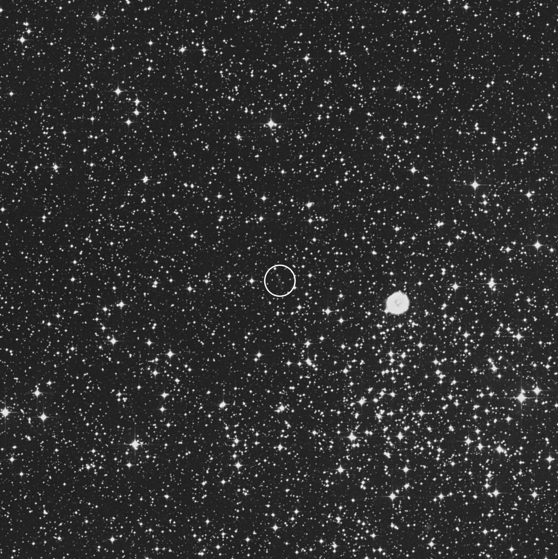 Campo del cielo en el que se encuentra la Nebulosa de la Calabaza o nebulosa del Huevo Podrido, Messier 46. Fuente: ESA; Valentín Bujarrabal (Observatorio Astronómico Nacional, IGN) y sondeo Digitized Sky Survey.
