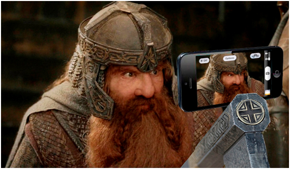 Gimli, hijo de Gloin, hijo de Groin, usa su hacha como palo de selfies. Uno de los primeros usos documentados de enanotecnología.