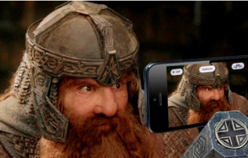 Gimli, hijo de Gloin, hijo de Groin, usa su hacha como palo de selfies. Uno de los primeros usos documentados de enanotecnología.