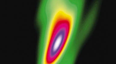De fondo, imagen de BL Lac. Debajo, representación conceptual del núcleo activo de una galaxia (Wolfgang Steffen, UNAM).