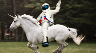 Pedro Duque en su entrenamiento de doma de unicornios. Nada supera a un astronauta.